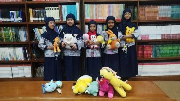 Siswa SD Muhammadiyah 1 Solo Berdonasi Mainan untuk Korban Banjir Sumatra