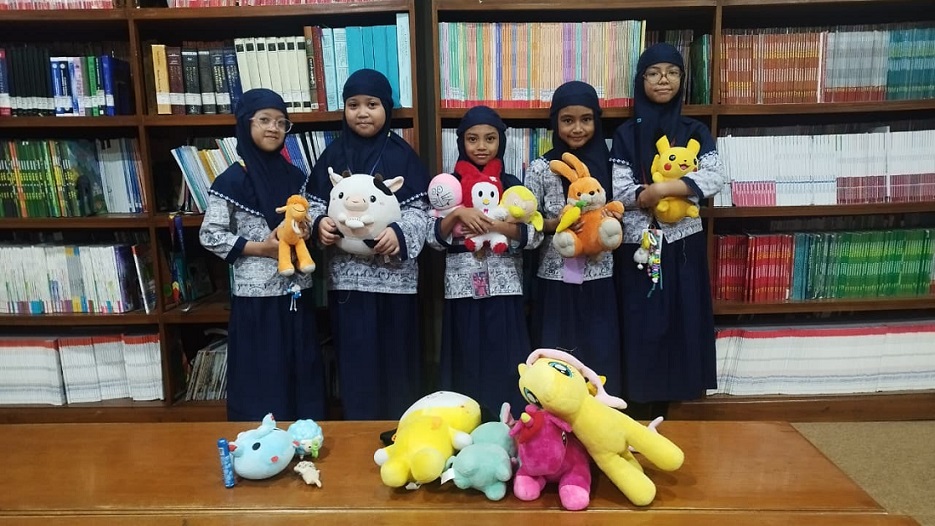 Siswa SD Muhammadiyah 1 Solo Berdonasi Mainan untuk Korban Banjir Sumatra