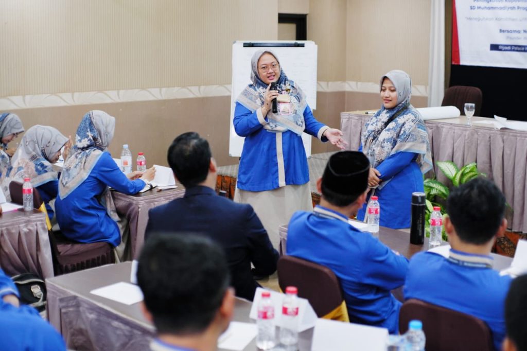 Sebanyak 50 guru dan tenaga kependidikan SD Muhammadiyah Program Khusus (PK) Kottabarat Solo mengikuti workshop bertajuk Meneguhkan Komitmen untuk Menghadirkan Pelayanan Paripurna. Kegiatan ini berlangsung di Riyadi Palace Hotel, Laweyan, Solo, Senin–Selasa (29–30/12/2025).