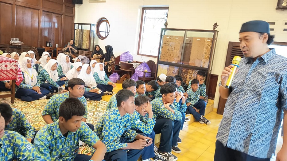 Lestarikan Budaya Bangsa, MTs Muhammadiyah Solo Gelar Tur Edukasi Membatik