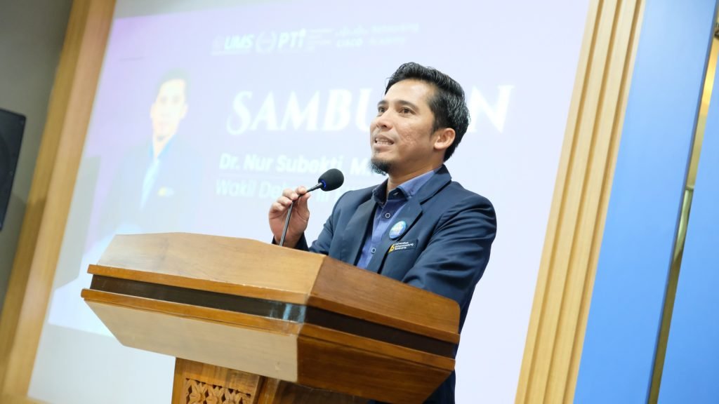 Seiring berkembangya teknologi yang semakin meningkat pesat, Program Studi Pendidikan Teknik Informatika (PTI) Universitas Muhammadiyah Surakarta (UMS) menggelar Kuliah Umum, bertajuk “Kecerdasan Artifisial dan Keterampilan Pemrograman untuk kompetensi Abad 21”. Kegiatan ini digelar di Ruang Seminar Gedung Edutorium K.H Ahmad Dahlan UMS.
