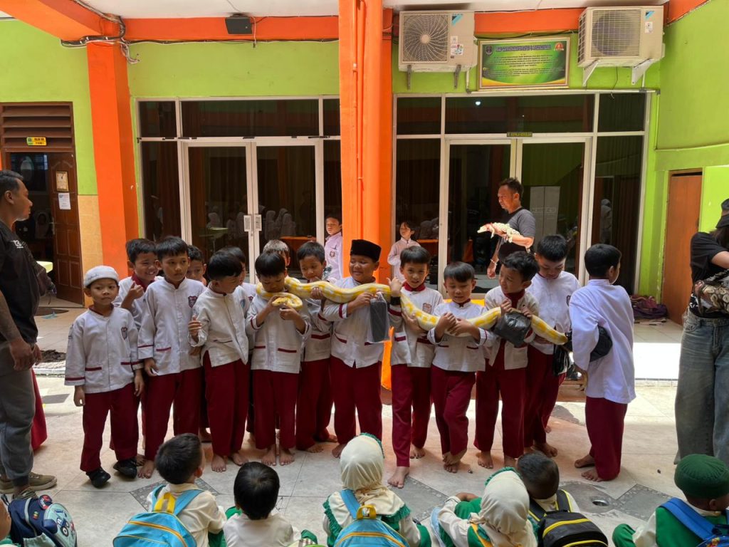 SD Muhammadiyah 14 Danukusuman Solo mengadakan kegiatan edukasi bertajuk "Mini Zoo" pada Selasa, (2/12/2025) di halaman sekolah setempat. Kegiatan digelar untuk meningkatkan pengetahuan dan kecintaan anak-anak terhadap dunia hewan.