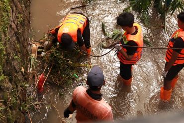 Mahasiswa UMS Gagas Kampanye Resik Ati, Resik Kali untuk Cegah Banjir di Solo