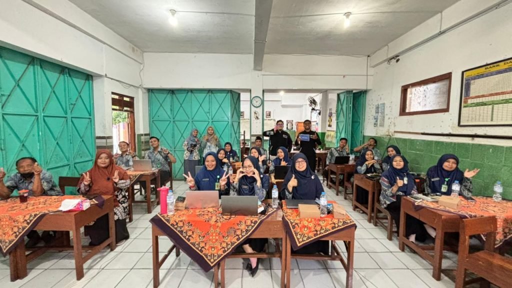 Suasana penuh semangat tampak di ruang pertemuan SD Muhammadiyah Tegalgede Karanganyar pada Rabu–Kamis, (10-11/12/2025) dan Senin-Selasa (22-23/12/2025). Para guru sekolah ini mengikuti kegiatan Pelatihan dan Pendampingan Media Pembelajaran Berbasis Artificial Intelligence (AI) untuk Penguatan Al-Islam dan Kemuhammadiyahan