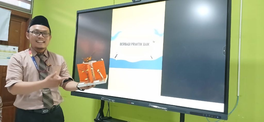 SD Muhammadiyah 1 Solo menggelar pengimbasan bertajuk ‘Pendidikan Unggul Berkemajuan’ sejak Selasa-Kamis (2-4/12/2025) di Laboratorium MIPA sekolah setempat. Kepala SD Muhammadiyah 1 Solo Sri Sayekti menyampaikan berbagi praktik baik ini memilih Danardono Sri Pamungkas dan Faradila Kustandari sebagai narasumber Pembelajaran Mendalam.