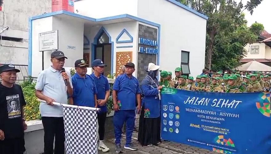 Muhammadiyah-‘Aisyiyah Kota Bengawan Gelar Jalan Sehat Milad ke-113 Muhammadiyah