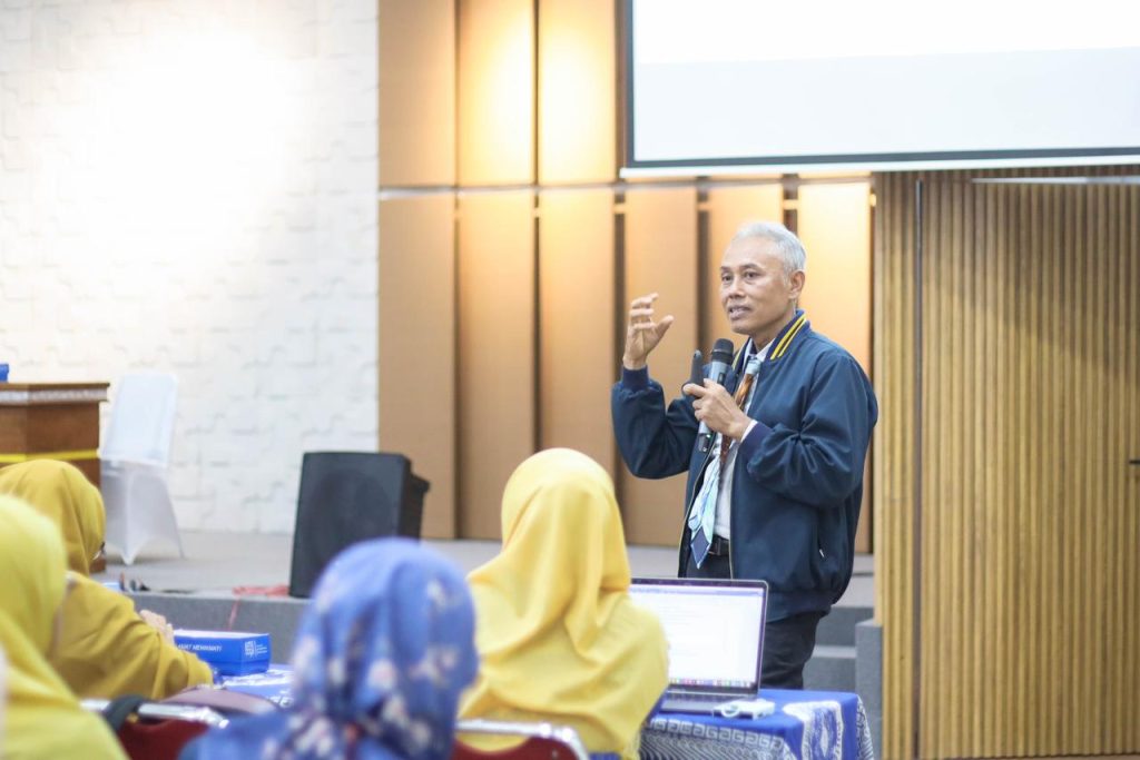 Universitas Muhammadiyah Surakarta (UMS) menggelar Rapat Pengembangan Sumber Daya Manusia (SDM) dan Kelembagaan pada Senin (29/12/2025) di Ruang Seminar Dr.H. Syamsudin Lt 8 Gedung Ahmad Syafii Maarif Fakultas Ekonomi dan Bisnis (FEB) UMS.