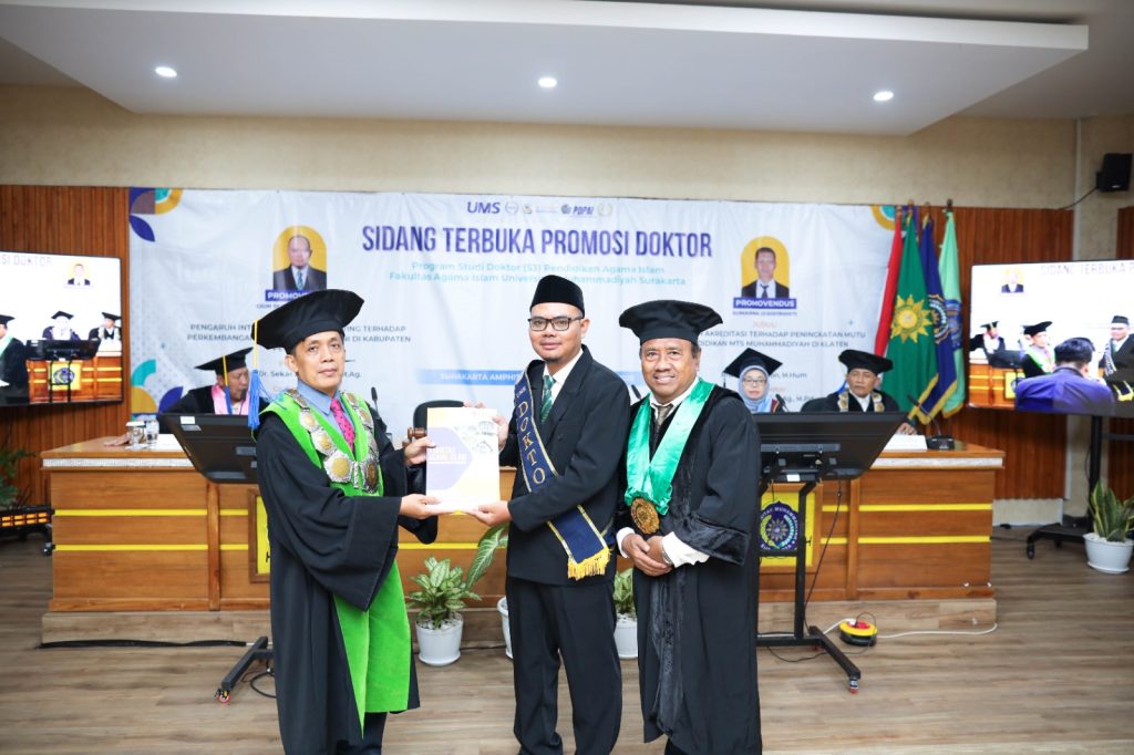 UMS Kukuhkan Dua Doktor PAI Baru, Ulas Neuroparenting dan Mutu Pendidikan Madrasah