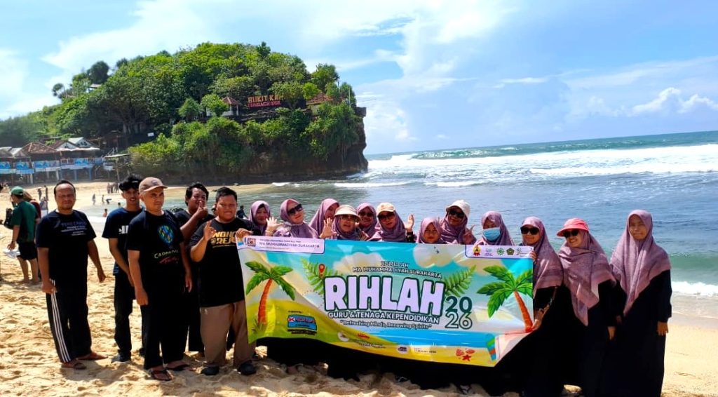 Rihlah Penuh Kebersamaan, Guru dan Tendik MA Muhammadiyah Solo Nikmati Keindahan Pantai di Gunungkidul
