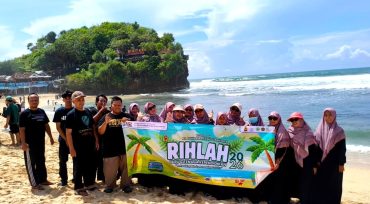 Rihlah Penuh Kebersamaan, Guru dan Tendik MA Muhammadiyah Solo Nikmati Keindahan Pantai di Gunungkidul