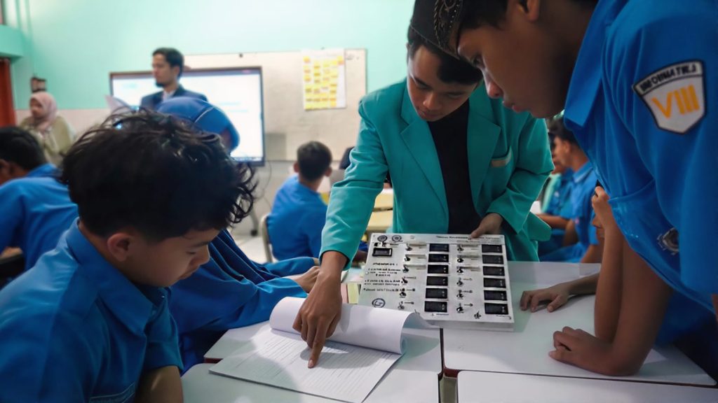 Pacu Pembelajaran, Tim Pengabdian UMS Beri Kit Listrik Dinamis ke SMP Muhammadiyah 1 Kartasura