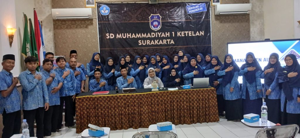 Kepala SD Muhammadiyah 1 Solo, Sri Sayekti, menegaskan paradigma pelayanan telah mengalami pergeseran mendasar. Hal tersebut disampaikan saat menjadi narasumber ketika menerima studi tiru dari SD Islam Program Khusus (PK) Muhammadiyah Delanggu, Klaten