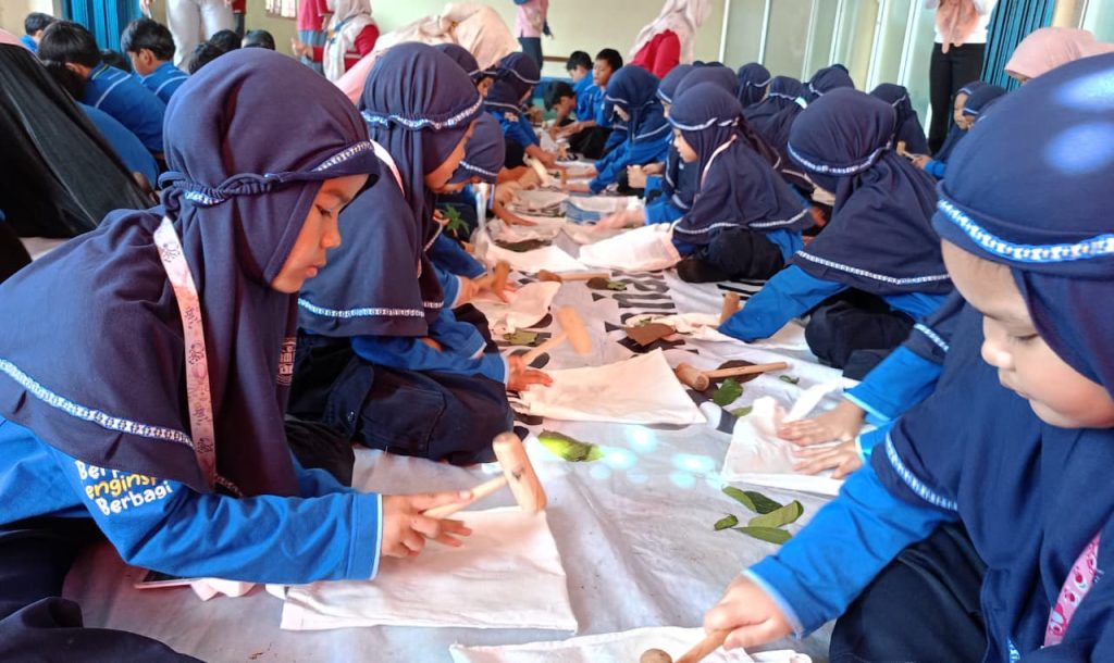 Murid Kelas II SD Muhammadiyah PK Kottabarat Praktik Ecoprint Teknik Pukul