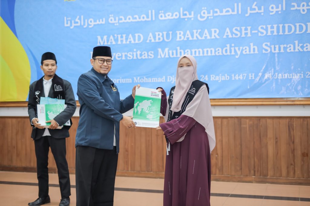 Universitas Muhammadiyah Surakarta (UMS) kembali meneguhkan komitmennya dalam penguatan pendidikan keislaman melalui wisuda Ma’had Abu Bakar As-Siddiq. Kegiatan tersebut diisi dengan muhadharah ilmiah oleh Syaikh Rasyid Mansur Ash-Shabahi yang mengangkat tema “Al-Lughah Al-Arabiyyah baina Mas’uliyatil Ummah Al-Islamiyyah wa Tahaddiyat ‘Ashr Adz-Dzaka’ Al-Ishthina’i” atau Bahasa Arab antara Tanggung Jawab Umat Islam dan Tantangan Era Kecerdasan Buatan (AI).