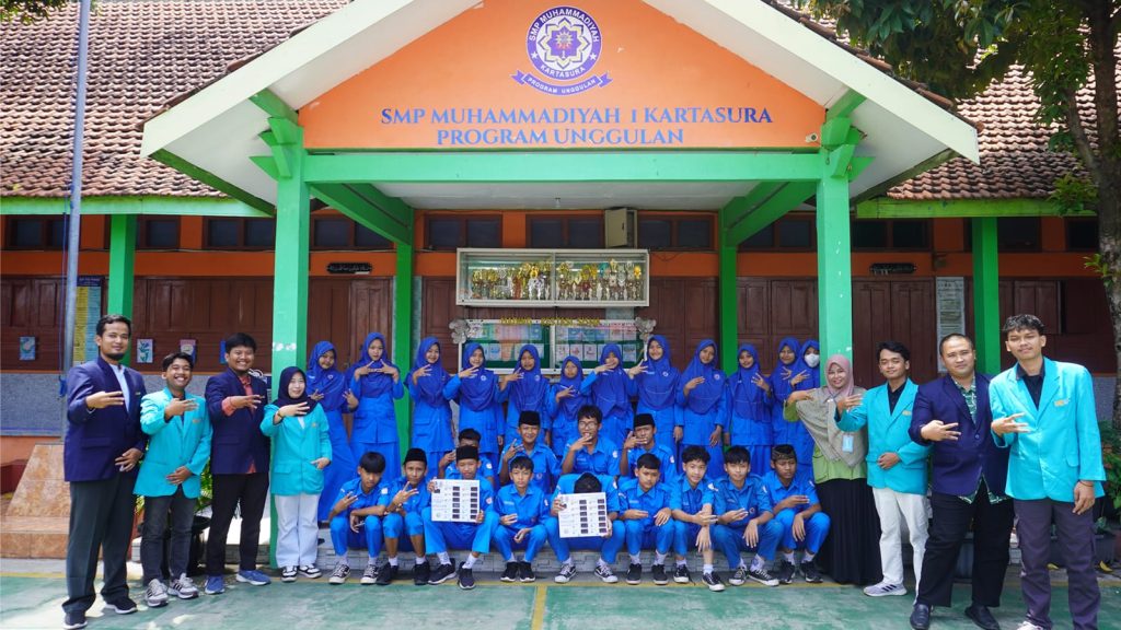 tim pengabdian yang terdiri dari kolaborasi dosen dan mahasiswa lintas disiplin ilmu menyerahkan bantuan berupa Media Pembelajaran Kit Listrik Dinamis kepada SMP Muhammadiyah 1 Kartasura, Kabupaten Sukoharjo.