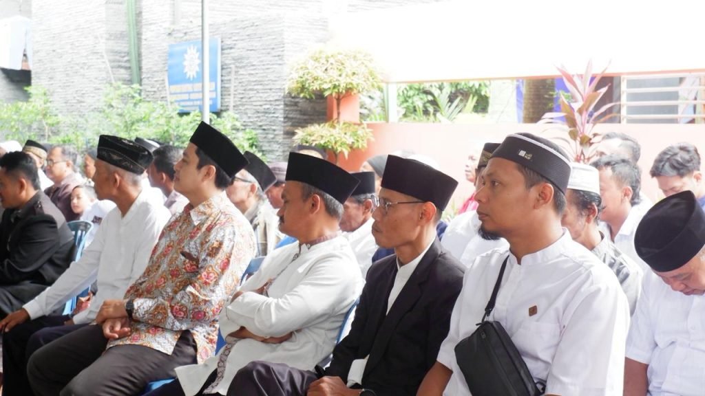 Gelombang antusiasme ribuan jemaah memadati Masjid At Taqwa Bolon, Colomadu, pada Minggu (18/1/2026). Kehadiran massa dari berbagai kalangan ini berkumpul dalam rangka Pengajian Akbar yang menjadi puncak peringatan Semarak Milad ke-74 Madrasah Ibtidaiyah Muhammadiyah (MIM) Digdaya Bolon.
