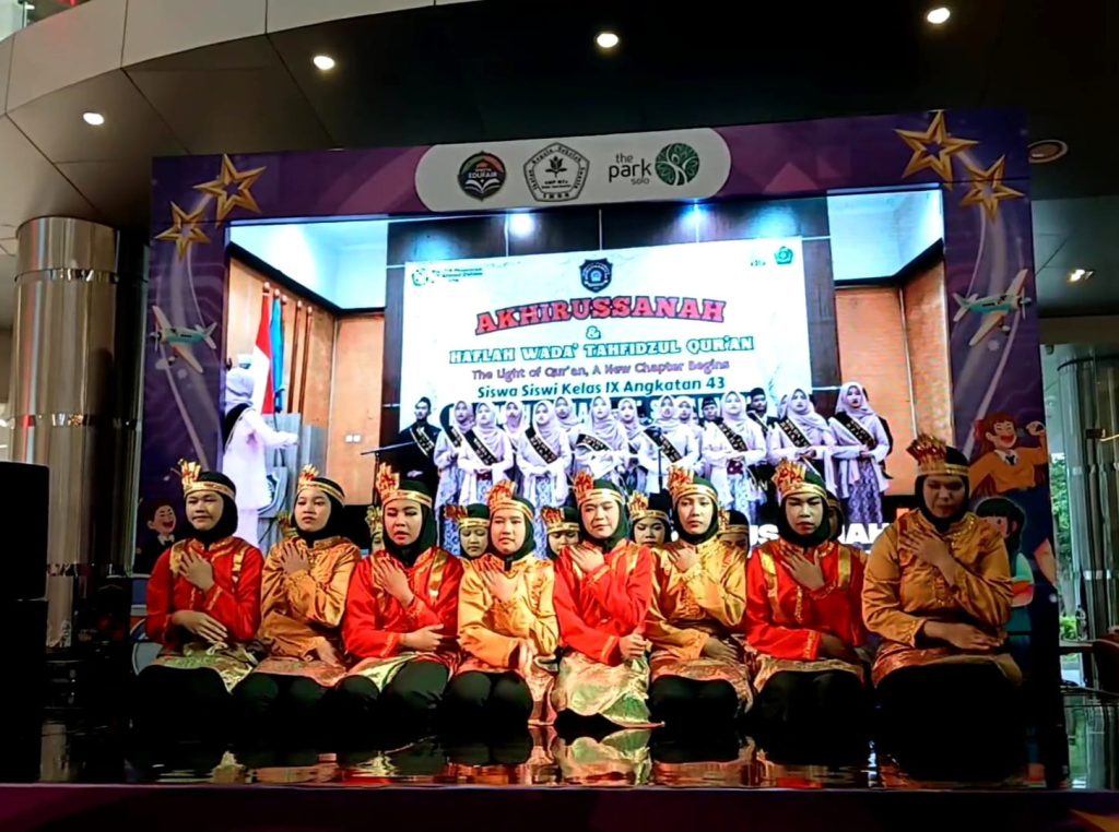 Specta Edufair IKSS: MTs Muhammadiyah Solo Pukau Pengunjung dengan Stan Kreatif dan Tari Keutiding