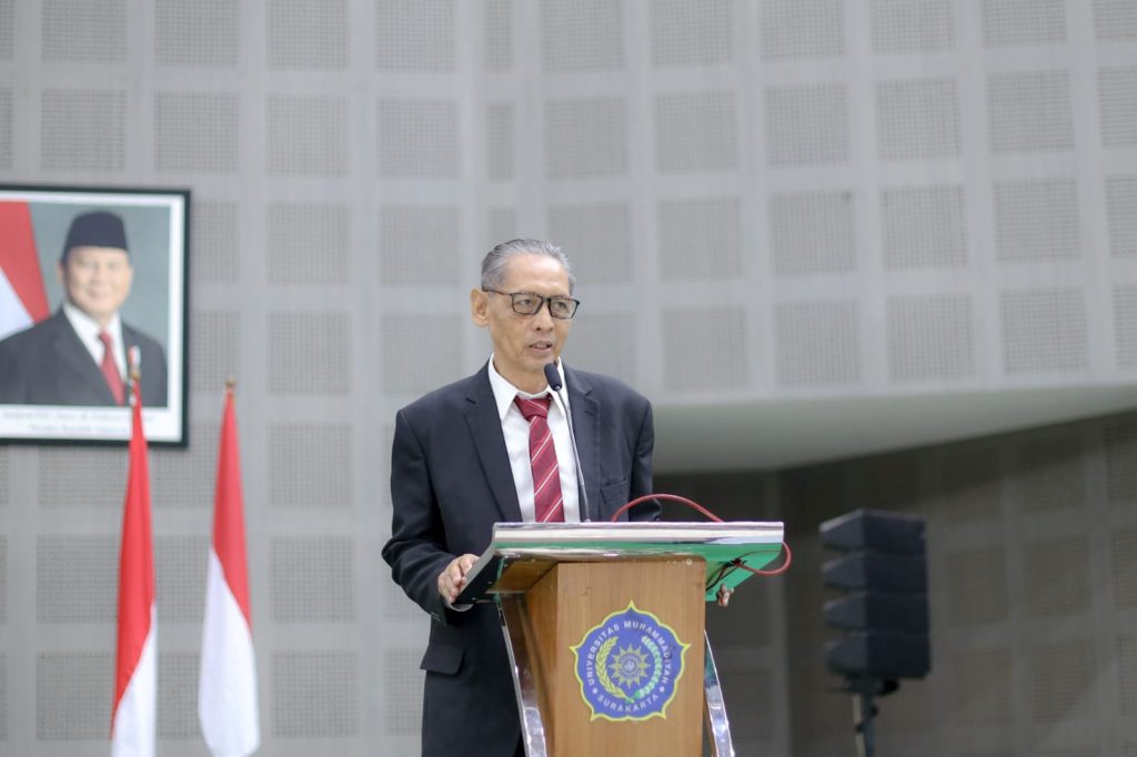 Universitas Muhammadiyah Surakarta (UMS) menduduki peringkat pertama dengan guru besar terbanyak di Perguruan Tinggi Muhammadiyah dan Aisyiyah (PTMA). Hal ini disampaikan Prof. Bambang Setiaji, Ketua Majelis Pendidikan Tinggi, Penelitian, dan Pengembangan (Diktilitbang) Pimpinan Pusat pada Sidang Senat Terbuka, di Edutorium KH. Ahmad Dahlan UMS, Selasa (20/1/2026).