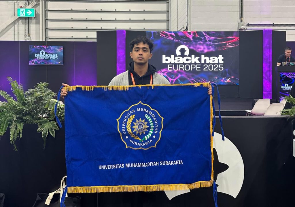 Prestasi membanggakan kembali ditorehkan mahasiswa program studi Teknik Informatika Universitas Muhammadiyah Surakarta (UMS). Dia adalah Bayu Fedra, satu-satunya mahasiswa UMS yang berhasil mengikuti Black Hat Europe di London, Inggris, 8-11 Desember 2025.