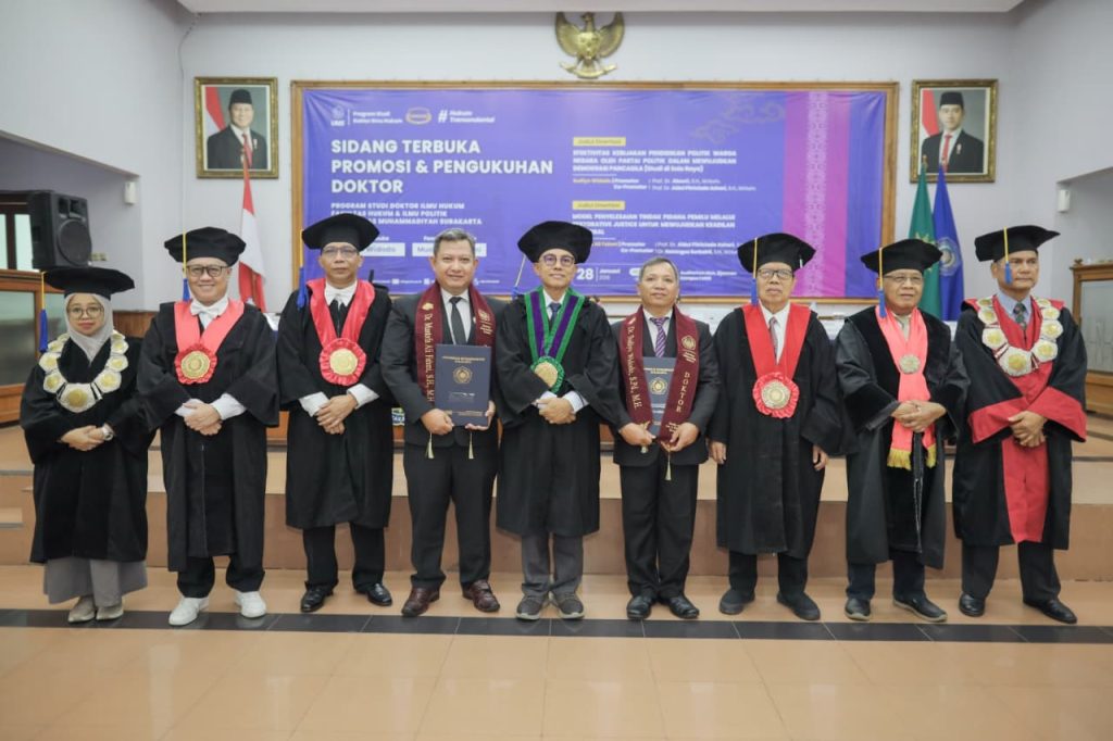 Universitas Muhammadiyah Surakarta (UMS) kembali meningkatkan kualitas pendidikan dengan melahirkan doktor-doktor baru melalui Sidang Terbuka Promosi dan Pengukuhan Doktor Program Studi Doktor Fakultas Hukum dan Ilmu Politik (FHIP), yang diselenggarakan di Gedung Auditorium Mohammad Djazman UMS, Rabu (28/1/2026).