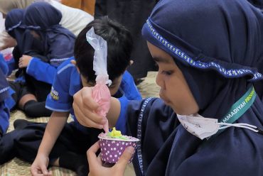 Seru! Murid Kelas I SD Muhammadiyah PK Solo Berkreasi Menghias Cupcake
