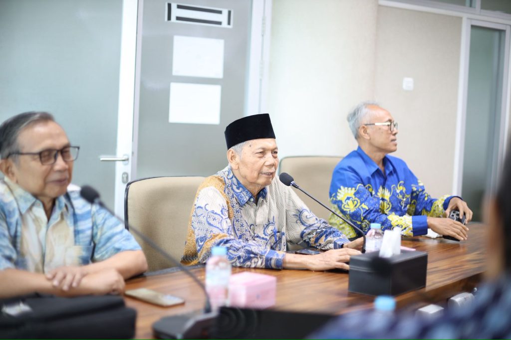 Pimpinan Pusat (PP) Muhammadiyah menugaskan Biro Pengembangan Organisasi (BPO) untuk melaksanakan rapat koordinasi dengan Rektor dan Badan Pembina Harian (BPH) Universitas Muhammadiyah Surakarta (UMS) bersama tim-tim terkait, Selasa (27/1/2026), di Ruang Meeting BPH Lt.6 Gedung Induk Siti Walidah (GISW).