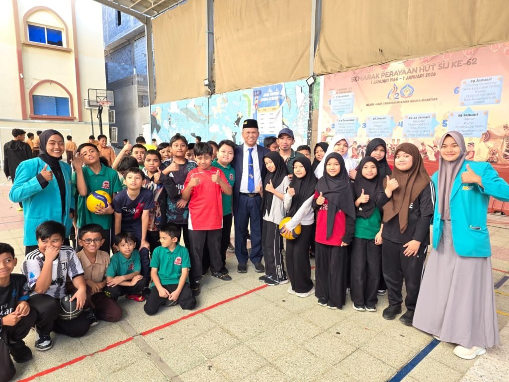 Fakultas Keguruan dan Ilmu Pendidikan (FKIP) Universitas Muhammadiyah Surakarta (UMS) kembali menapakkan langkah strategis dalam penguatan internasionalisasi. Dua mahasiswanya, Annisa Diah Miftakhul Awalin dan Qonita Lathifatus Tsaniyah, resmi menjalani Kuliah Kerja Nyata Pendidikan (KKN Dik) di Sekolah Indonesia Jeddah (SIJ), Arab Saudi.