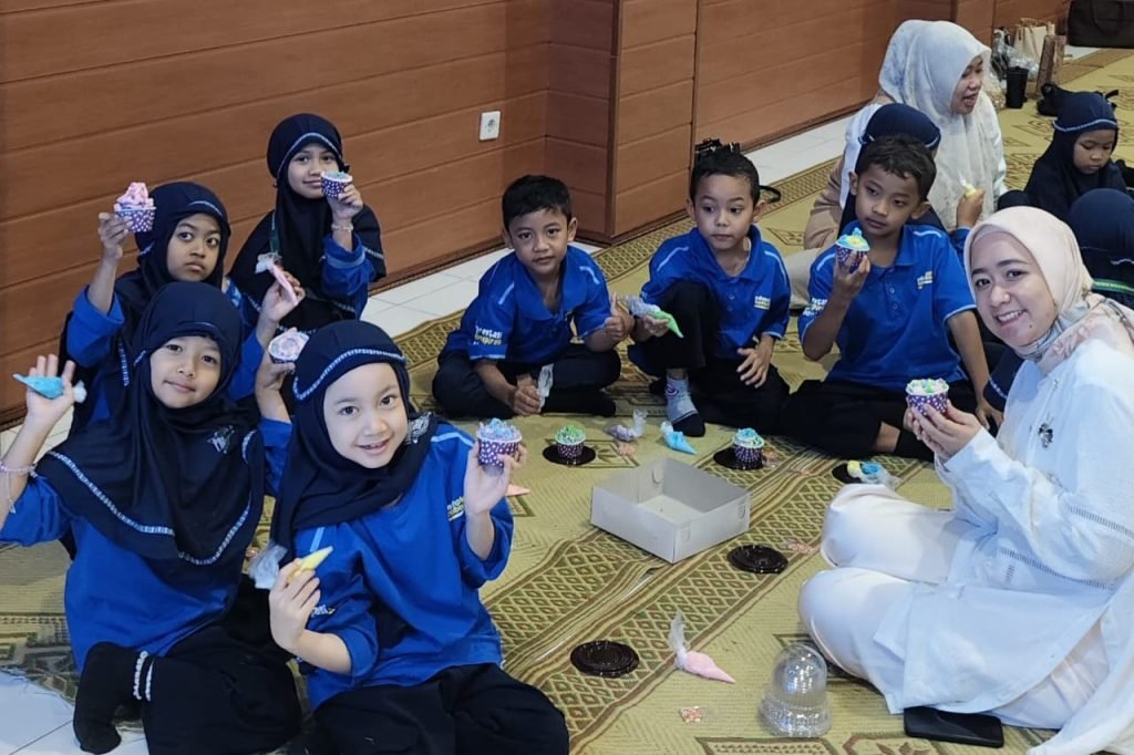 Sejumlah 84 murid kelas I SD Muhammadiyah Program Khusus (PK) Kottabarat Solo mengikuti kegiatan parents day dengan tema “Little Chef: Berkreasi Menghias Cupcake”, kegiatan ini bertempat di Ruang Haji Isa sekolah setempat, Sabtu (24/1/2026).