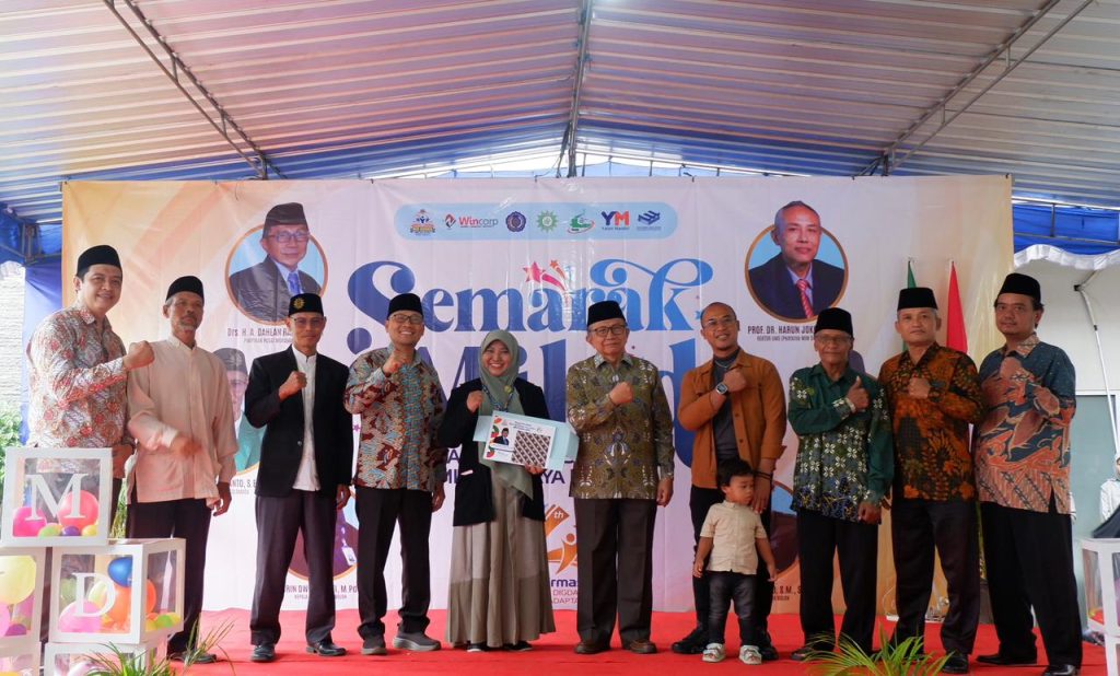 Puncak peringatan Milad ke-74 Madrasah Ibtidaiyah Muhammadiyah (MIM) Digdaya Bolon berlangsung meriah dan penuh makna pada Minggu (18/1/2026). Acara yang digelar di kompleks madrasah ini tidak hanya menjadi ajang syukur, namun juga momentum strategis dengan hadirnya sejumlah tokoh penting dari Pimpinan Pusat Muhammadiyah hingga Jajaran Pimpinan Universitas Muhammadiyah Surakarta (UMS).