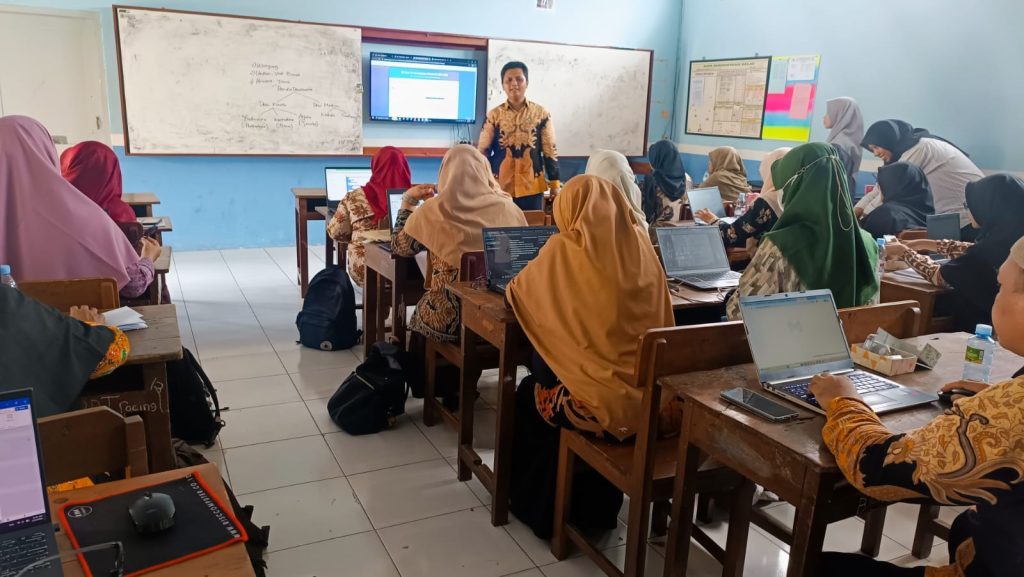 Komitmen Universitas Muhammadiyah Surakarta dalam memperkuat kualitas pendidikan terus diwujudkan melalui kolaborasi strategis dengan sekolah. Salah satunya melalui Program Studi Pendidikan Matematika FKIP, UMS kembali menghadirkan penguatan kapasitas guru matematika SMK Muhammadiyah se-Kabupaten Klaten melalui workshop pembelajaran berbasis Teknologi Informasi dan Komunikasi (TIK).