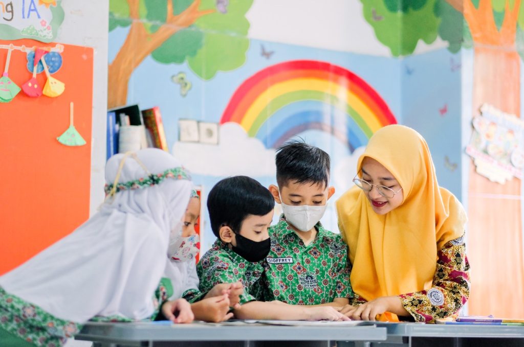 Universitas Muhammadiyah Surakarta (UMS) kembali menorehkan prestasi membanggakan di tingkat internasional dengan masuk dalam Best Universities for Education Studies 2026 – World Rankings (by Subject Education).