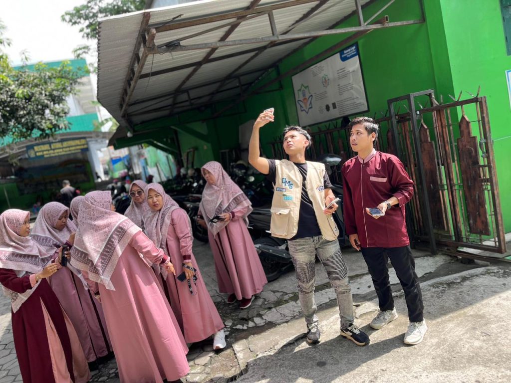 Siklus perkembangan teknologi semakin pesat. Tim Humas Universitas Muhammadiyah Surakarta (UMS) menghadiri kegiatan Pelatihan Editing Video yang diselenggarakan oleh SD Muhammadiyah Palur pada Sabtu, (24/1/2026)