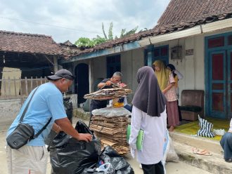 Wujudkan Desa Bebas Sampah, Tim Pengabdian UMS Inisiasi Bank Sampah di Batan