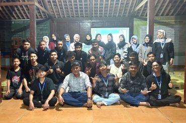 Mahasiswa KKN DIK FKIP UMS Fasilitasi Sharing Session Keorganisasian dan Keuangan Karang Taruna