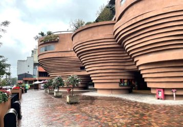 Eksplorasi Budaya Vietnam, Mahasiswa KKL UMS Analisis Desain Bat Trang Pottery Museum