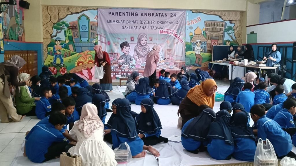Sebanyak 84 murid kelas III SD Muhammadiyah Program Khusus (PK) Kottabarat Solo praktik membuat donat dalam kegiatan parents day yang digelar di hall utama gedung sekolah setempat, Sabtu (31/1/2026).