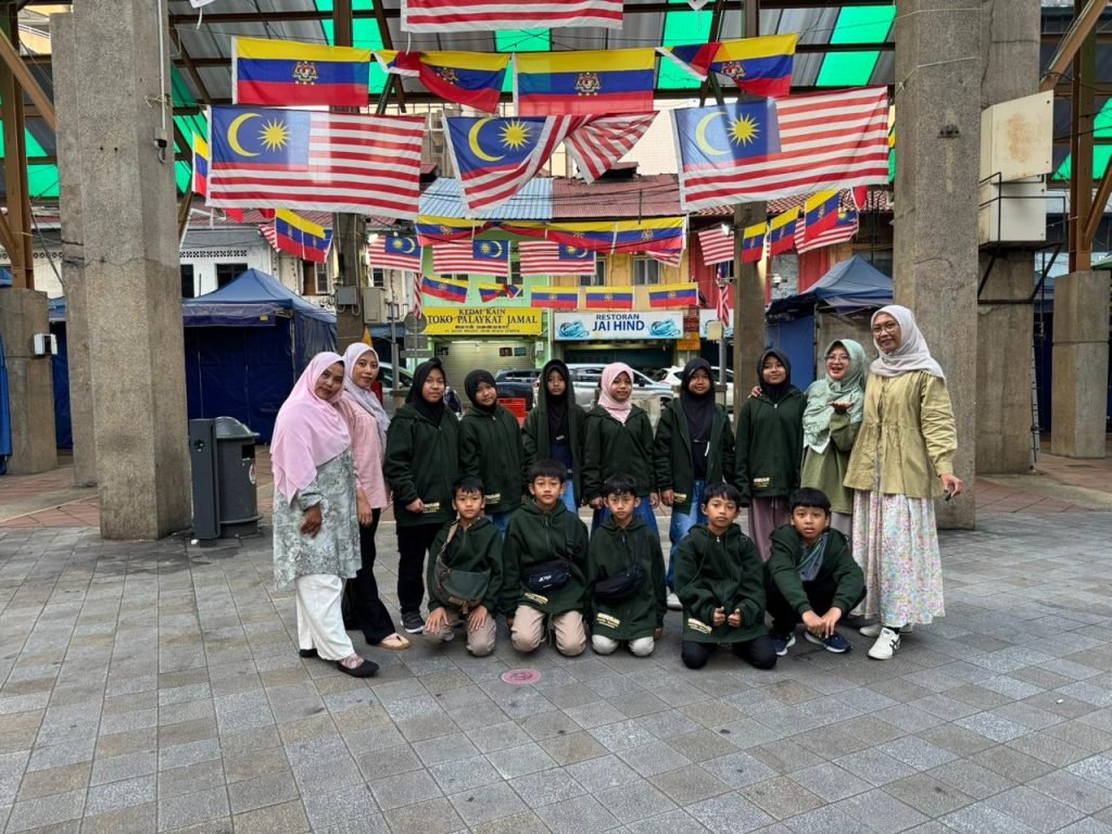 SD Muhammadiyah Program Khusus (PK) Banyudono Boyolali menunjukkan komitmennya dalam menghadirkan pembelajaran berwawasan global melalui kegiatan Super Outing Class ke Singapura dan Malaysia angkatan ke-3 yang dilaksanakan pada 31 Januari hingga 2 Februari 2026.