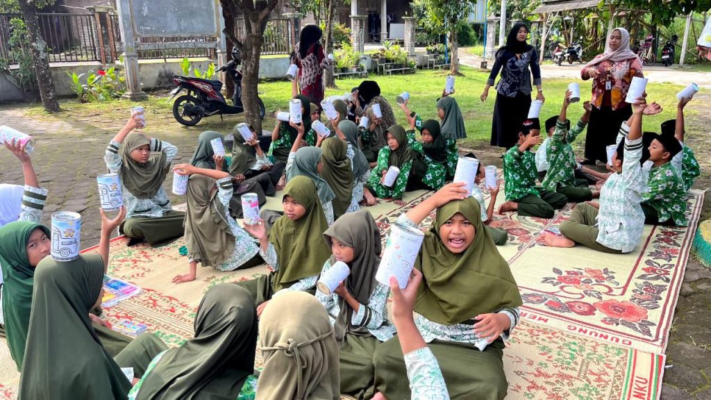 Mahasiswa Kuliah Kerja Nyata Pendidikan (KKN-Dik) Fakultas Keguruan dan Ilmu Pendidikan (FKIP) Universitas Muhammadiyah Surakarta (UMS) melaksanakan program kerja bertajuk “Edukasi Menabung dan Kreasi Celengan” di MI Muhammadiyah Gemolong, Rabu (4/2/2026).