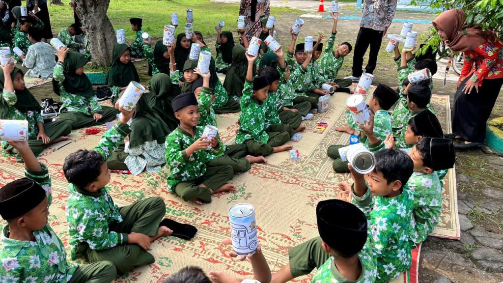 Mahasiswa KKN UMS Tanamkan Edukasi Menabung lewat Kreasi Celengan