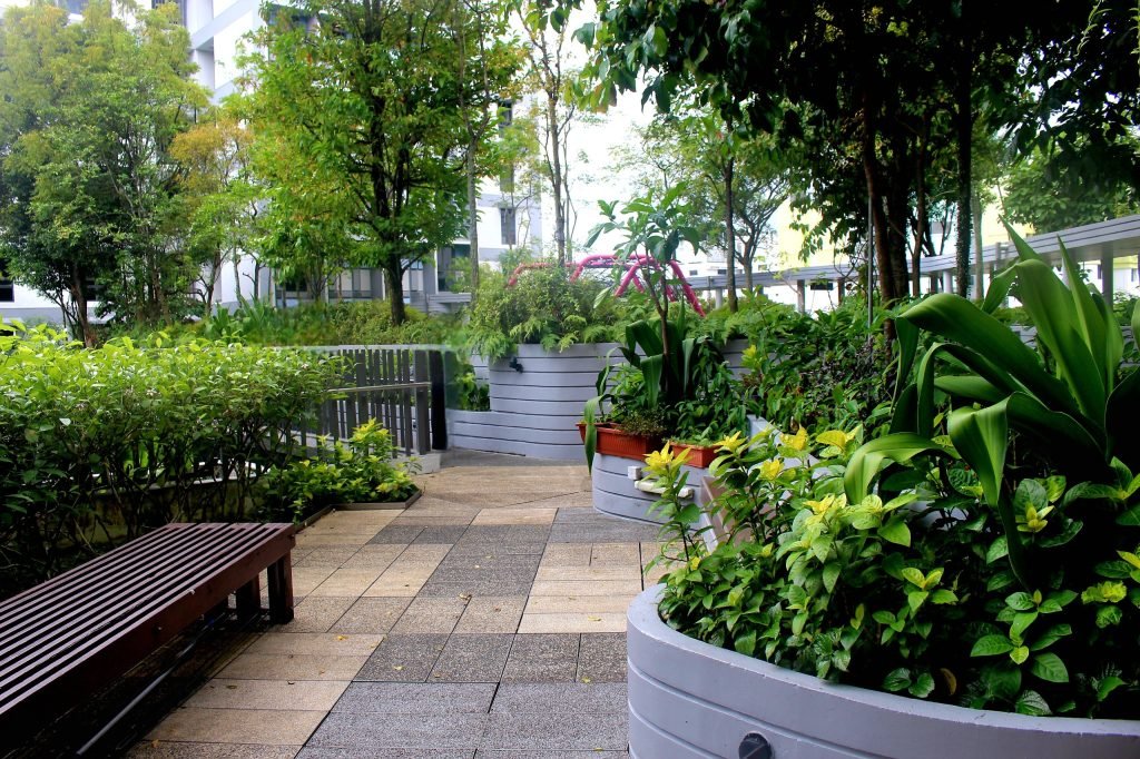 Mahasiswa Kuliah Kerja Lapangan (KKL) Program Studi Arsitektur Fakultas Teknik (FT)  Universitas Muhammadiyah Surakarta (UMS) melaksanakan observasi bangunan mixed-use di Kampung Admiralty, Singapura, awal Februari lalu.  