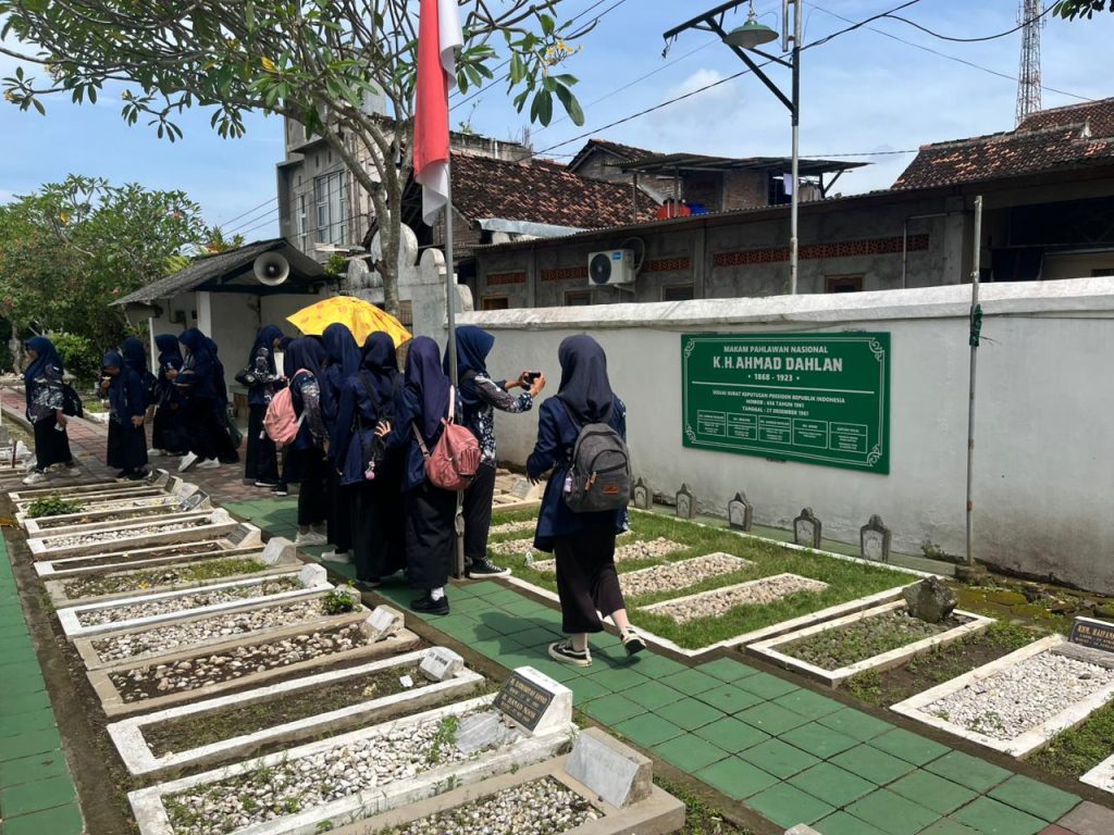 SMK Muhammadiyah 5 Solo melaksanakan kegiatan outing class dengan mengunjungi kediaman terakhir sekaligus makam KH Ahmad Dahlan pada Selasa (10/2/2026). Kegiatan ini dalam rangka mengenang dan menelusuri jejak perjuangan pendiri Persyarikatan Muhammadiyah.