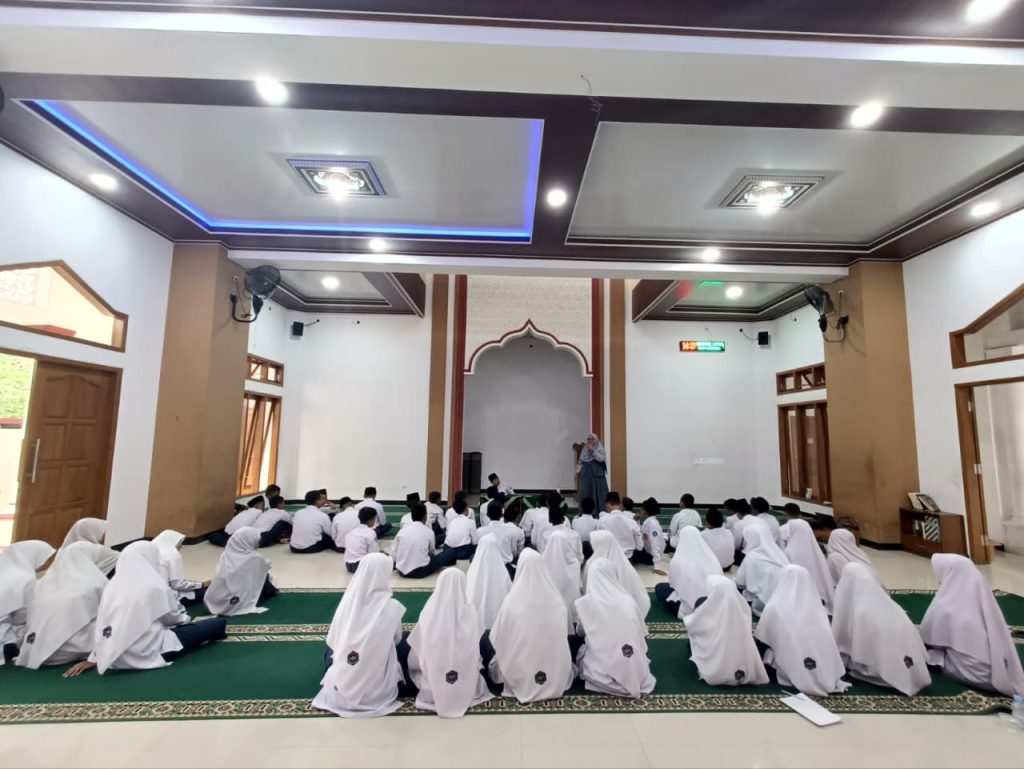 Siswa SMP Muhammadiyah 7 PU Colomadu Asah Literasi dan Percaya Diri lewat Public Speaking