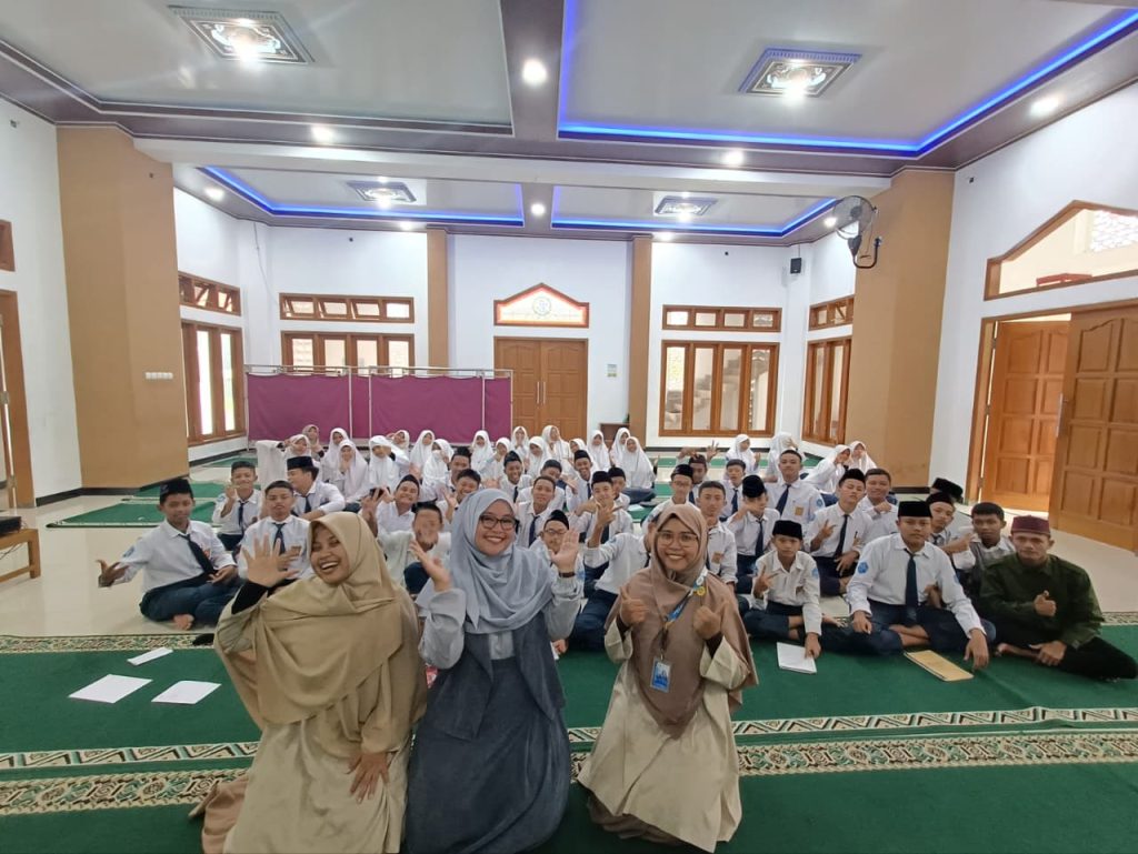 Suasana mendung yang menyelimuti langit Colomadu pada Senin (9/2/2026) tidak menyurutkan semangat siswa-siswi SMP Muhammadiyah 7 Program Unggulan Colomadu untuk tetap belajar dan mengembangkan diri. Selesai Penilaian Harian bulan Februari, mereka mengikuti pelatihan Public Speaking yang dilaksanakan di Masjid An Nur.