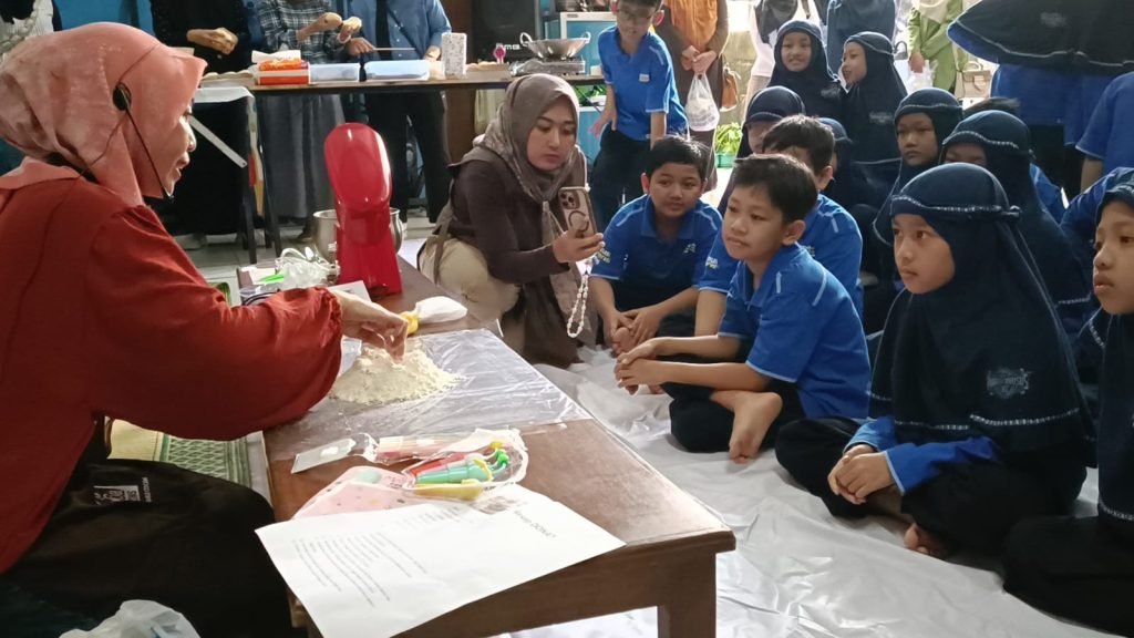 Murid Kelas III SD Muhammadiyah PK Solo Perkuat Karakter lewat Kegiatan DONAT