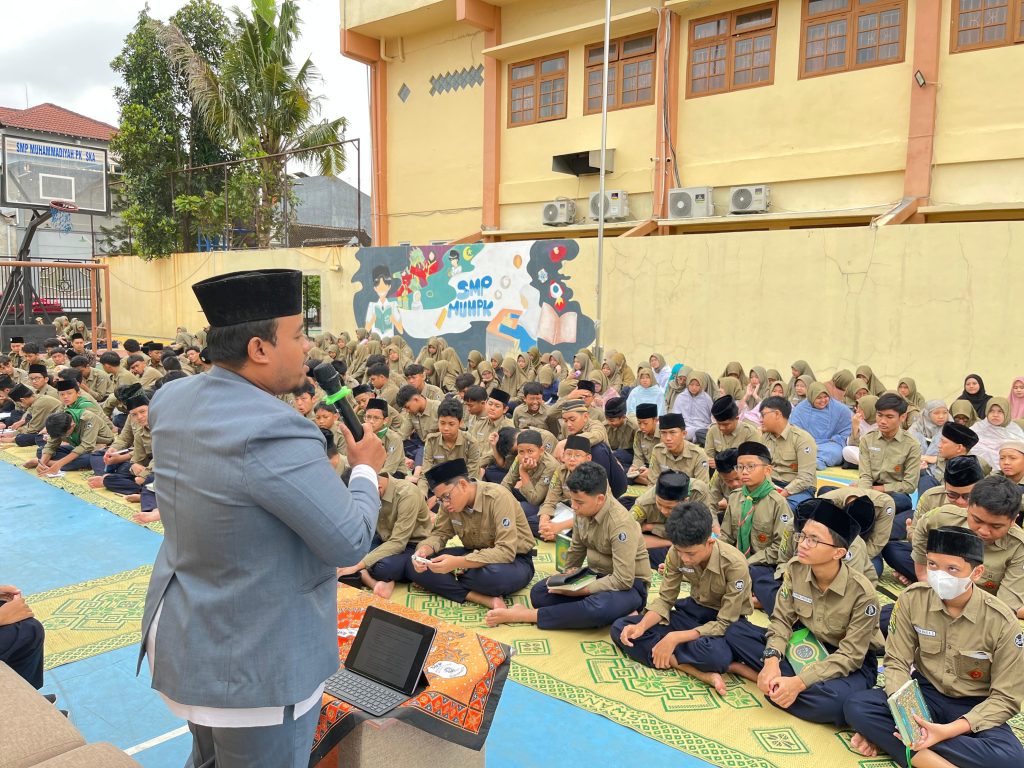 SMP Muhammadiyah Program Khusus Kottabarat Solo menggelar Kajian Tarhib Ramadan yang dilanjutkan Pawai Tarhib dan PK Berbagi pada Jumat (13/2/2026). Kegiatan tersebut diikuti ratusan siswa kelas 7, 8, dan 9 untuk menyambut datangnya bulan suci Ramadan.