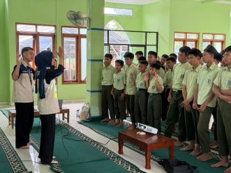 Mahasiswa KKN-Dik FKIP UMS Kenalkan Website BUDI di MTs Muhammadiyah 5 Jumantono