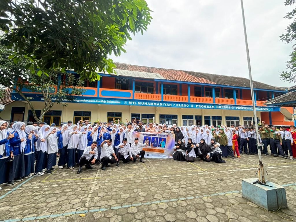 MTs Muhammadiyah 7 Klego gelar International Student Visit dengan menghadirkan mahasiswa internasional dari Universitas Muhammadiyah Surakarta (UMS), Senin (9/2/2026). Kegiatan ini bertujuan meningkatkan kemampuan berbahasa Inggris bagi siswa dan sekaligus memperluas wawasan global dalam dunia pendidikan.