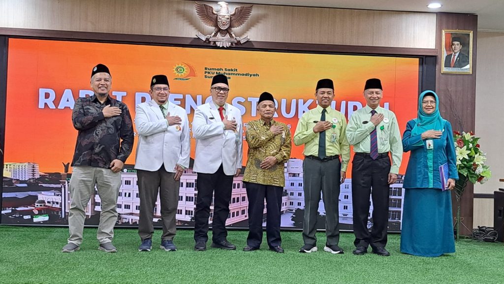 RS PKU Muhammadiyah Surakarta resmi melantik Soffin Arfian sebagai Wakil Direktur Pelayanan Medis, Pemasaran & Diklat pada Senin, (9/2/2026). Pelantikan dilakukan oleh Ketua PDM Kota Surakarta, Anwar Sholeh, di Ruang KH Ahmad Dahlan RS PKU Muhammadiyah Surakarta.