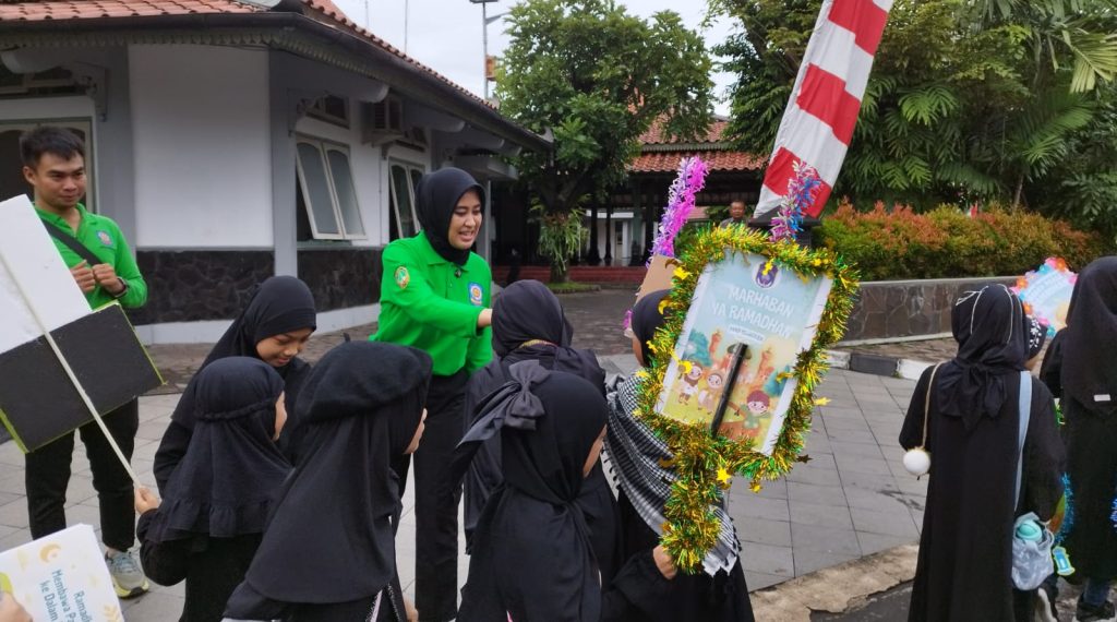 Menjelang bulan suci Ramadan, ratusan siswa SD Muhammadiyah 1 Solo mengikuti tarhib Ramadan dengan suasana menggembirakan dan mencerahkan. Kegiatan yang dikemas dalam bentuk pawai Ramadan menjadi momentum luar biasa untuk menyambut datangnya bulan suci dengan hati yang bersih, dan kesiapan spiritual yang berkemajuan.