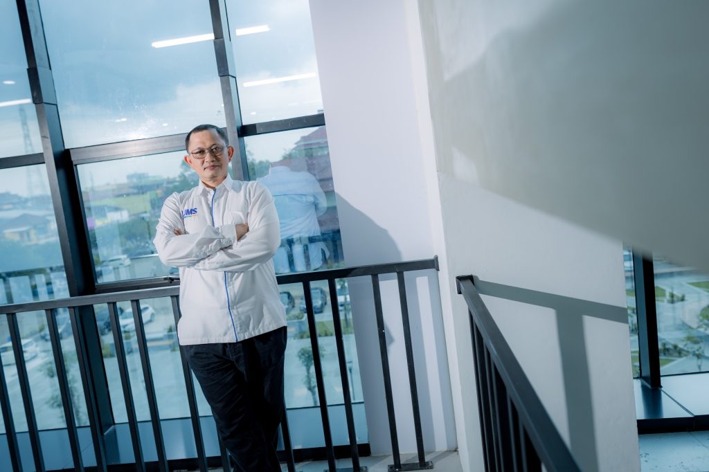 Konflik yang melibatkan Iran, Amerika Serikat, dan Israel dinilai berpotensi memberikan dampak besar terhadap stabilitas ekonomi global, termasuk bagi Indonesia. Hal tersebut disampaikan Guru Besar Program Studi Manajemen Fakultas Ekonomi dan Bisnis Universitas Muhammadiyah Surakarta (FEB UMS), Prof. Muhammad Sholahuddin.